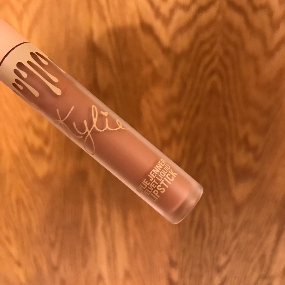 Kylie Cosmetics Velvet Lip in shade Naked